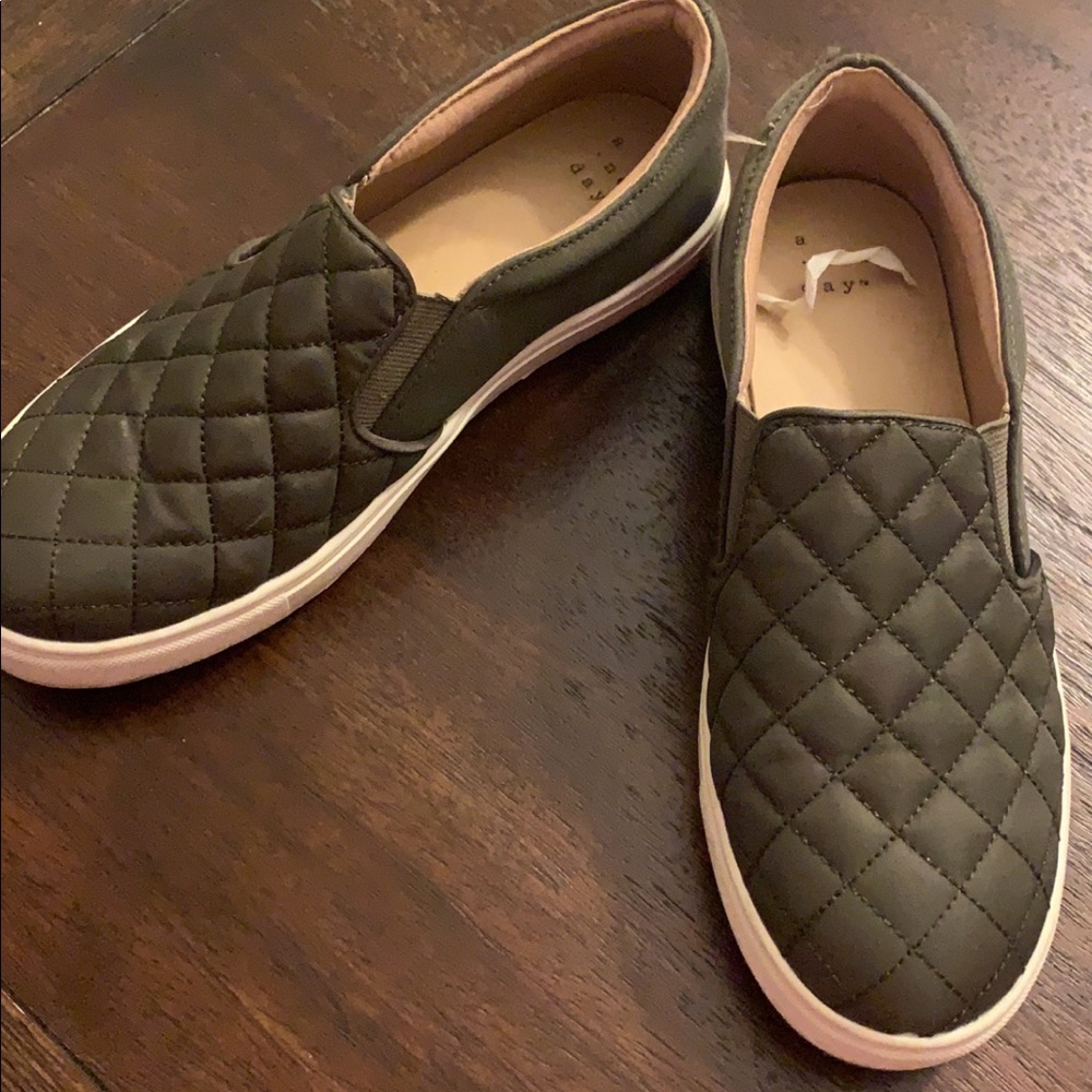 Women’s size 6 olive green